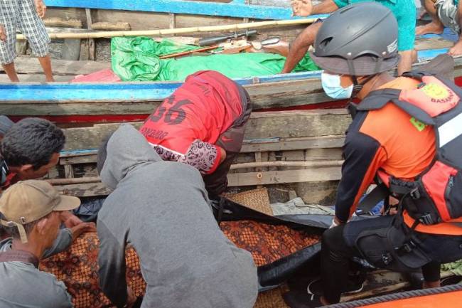 Proses evakuasi korban serangan buaya di DAS Mentaya Kecamatan Pulau Hanaut, Sabtu (5/4/2025) kemarin. (Foto: ANTARA/HO-BKSDA Kotim)