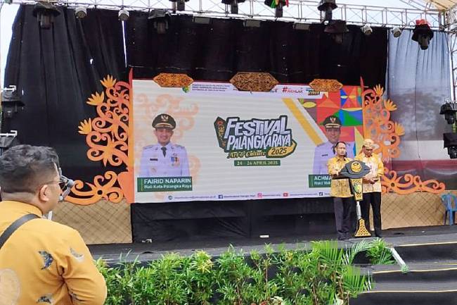 Pembukaan Festival Palangka Raya 2025 di halaman Kantor Wali Kota Palangka Raya, Kamis (24/4/2025). (Foto: ANTARA/Rendhik Andika)