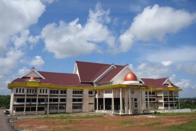 Gedung pusat perkantoran Pemerintah Kabupaten Kotabaru yang berencana dipindahkan dari Pulau Laut Sigam ke lokasi baru di Desa Sebelimbingan, Kecamatan Pulau Laut Utara, Kabupaten Kotabaru, Provinsi Kalimantan Selatan, beberapa waktu lalu. (Foto: ANTARA/HO-Pemkab Kotabaru)