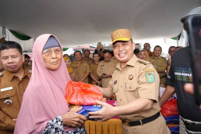 Gubernur Kalbar Ria Norsan di dampingi Bupati Sambas Satono membuka kegiatan operasi pasar di Kabupaten Sambas. (Foto: ANTARA/HO-Prokopim Kalbar)