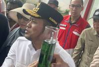 Gubernur Kaltim Rudy Mas'ud memperlihatkan hasil uji kemurnian BBM jenis pertamax yang telah melalui standar uji yang ketat sebelum didistribusikan ke masyarakat. (Foto: ANTARA)