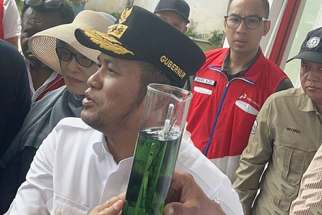 Gubernur Kaltim Rudy Mas'ud memperlihatkan hasil uji kemurnian BBM jenis pertamax yang telah melalui standar uji yang ketat sebelum didistribusikan ke masyarakat. (Foto: ANTARA)
