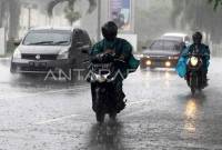 Foto Ilustrasi -- BMKG Stasiun Meteorologi Supadio Pontianak memprakirakan selama sepekan ke depan Kalbar berpotensi hujan lebat. (Foto: Dok ANTARA/Jessica H Wuysang)
