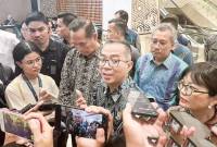 Menteri Pendidikan Tinggi, Sains dan Teknologi (Mendiktisaintek) Brian Yuliarto (tengah) saat ditemui awak media di Jakarta, Selasa (15/4/2024). (Foto: Dok ANTARA/Sean Filo Muhamad)