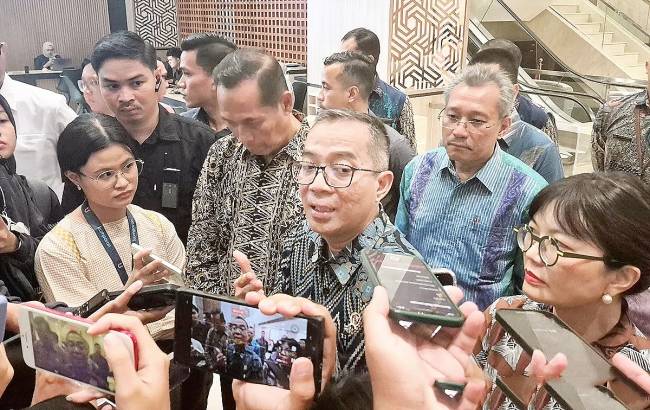 Menteri Pendidikan Tinggi, Sains dan Teknologi (Mendiktisaintek) Brian Yuliarto (tengah) saat ditemui awak media di Jakarta, Selasa (15/4/2024). (Foto: Dok ANTARA/Sean Filo Muhamad)