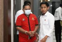 Terduga pelaku pembukaan lahan ilegal, berinisial M, pada saat digiring untuk dihadirkan dalam konferensi pers Direktorat Reskrimsus Polda Kalteng, Kalimantan Tengah, Senin (28/4/2025). (Foto: ANTARA/Auliya Rahman)