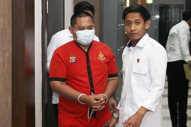 Terduga pelaku pembukaan lahan ilegal, berinisial M, pada saat digiring untuk dihadirkan dalam konferensi pers Direktorat Reskrimsus Polda Kalteng, Kalimantan Tengah, Senin (28/4/2025). (Foto: ANTARA/Auliya Rahman)