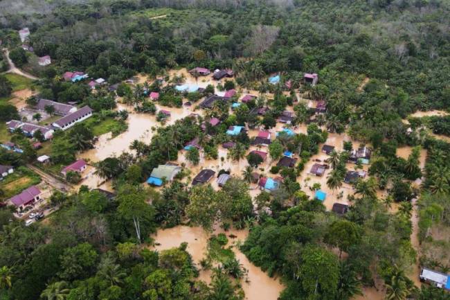 
Foto Ilustrasi --  Banjir di Desa Bukit Subur, Kabupaten Penajam Paser Utara, Kaltim, Senin (21/4/2025), akibat hujan yang mengguyur kawasan itu. (Foto: Antara/HO-BPBD Kabupaten PPU)