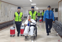 Foto Ilustrasi - sejumlah petugas saat mengantar calon jemaah haji ketika tiba di Terminal pemberangkatan di Bandara Internasional Soekarno-Hatta, Tangerang, Banten. (Foto: ANTARA/Azmi Samsul Maarif)