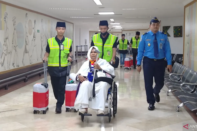 Foto Ilustrasi - sejumlah petugas saat mengantar calon jemaah haji ketika tiba di Terminal pemberangkatan di Bandara Internasional Soekarno-Hatta, Tangerang, Banten. (Foto: ANTARA/Azmi Samsul Maarif)