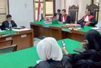 JPU Kejari Belawan Rizki Fajar ketika membacakan tuntutan kepada kedua terdakwa yang dihadirkan secara daring di ruang sidang Cakra VI Pengadilan Negeri Medan, Jumat (25/4/2025). (Foto: ANTARA/Aris Rinaldi Nasution)