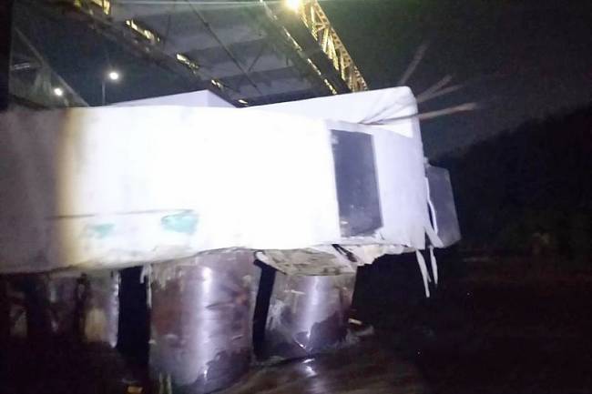 Tampak kondisi fender Jembatan Mahakam usai ditabrak tongkang muatan batu bara di Samarinda, Sabtu (26/4/2025) malam. (Foto: ANTARA/HO-Dokumentasi Pribadi)
