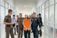 Petugas Kejari Pontianak menggiring Kepala Dinas Kominfo Kalbar, S setelah diperiksa dan menetapkannya sebagai tersangka (ANTARA/HO_Kejari Pontianak)