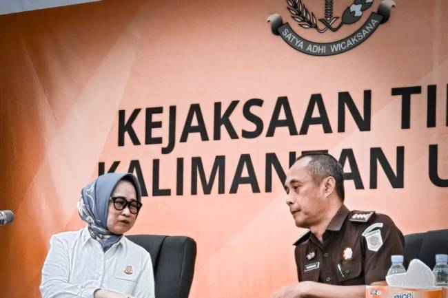 Kepala Kejaksaan Tinggi (Kajati) Kaltara Amiek Mulandari (kiri) berbincang dengan Asisten Pidana Khusus (Aspidsus) Kejati Kaltara Nurhadi Puspandoyo. (Foto: Dok ANTARA/M Arfan)