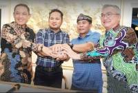 Gubernur Kaltim Rudy Mas'ud bersama Gubernur Kaltara Zainal Arifin Paliwang didampingi Wagub Kaltim Seno Aji dan Bupati Malinau Wempi W Mawa menyepakati pembangunan akses jalan Kaltim- Kaltara pada pertemuan di Kediaman Gubernur (Poskodal), Jalan Jenderal Sudirman, Gunung Bahagia, Balikpapan. (Foto: Antara/HO-Adpim Pemprov Kaltim)