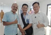 Direktur Pelayanan Dasar OIKN Suwito (paling kanan) bersama dua peserta pelatihan Peningkatan Kemahiran Berbahasa Indonesia bagi Profesi Jurnalistik di Provinsi Kalimantan Timur. (Foto: ANTARA/HO-Dokumentasi Pribadi)