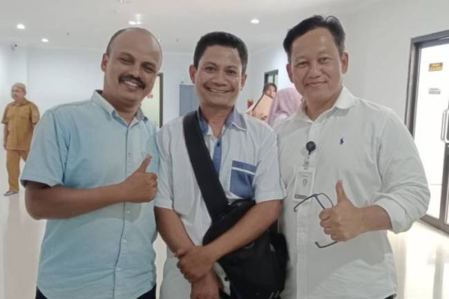 Direktur Pelayanan Dasar OIKN Suwito (paling kanan) bersama dua peserta pelatihan Peningkatan Kemahiran Berbahasa Indonesia bagi Profesi Jurnalistik di Provinsi Kalimantan Timur. (Foto: ANTARA/HO-Dokumentasi Pribadi)
