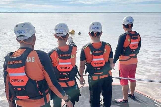 
Tim SAR melakukan pencarian korban tenggelamnya speedboad Pontianak-Padang Tikar yang tenggelam di perairan Kabupaten Kubu Raya. (Foto: ANTARA/HO-Kantor Pencarian dan Pertolongan Pontianak)