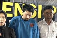 Polda Jabar saat menghadirkan tersangka berinisial PAP atas kasus kekerasan seksual yang terjadi kepada keluarga pasien di Bandung, Jawa Barat, Rabu (9/4/2025). (Foto: ANTARA/Rubby Jovan)