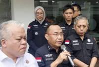 Kepala Pusat Penerangan Hukum (Kapuspenkum) Kejagung Harli Siregar (kiri) bersama Direktur A Jampidum Kejagung, Nanang Ibrahim Soleh (tengah), memberikan penjelasan kepada awak media di Gedung Kejaksaan Agung, Jakarta, Rabu (16/4/2025). (Foto: ANTARA/HO-Kejaksaan Agung RI)