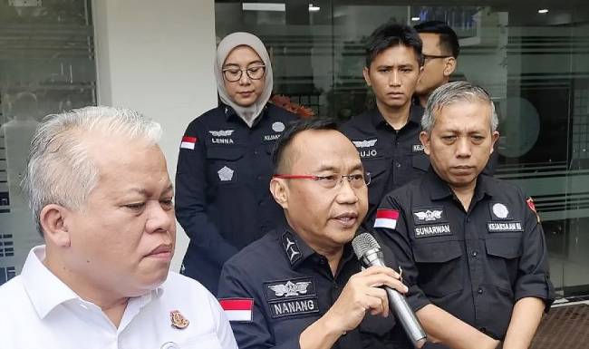 Kepala Pusat Penerangan Hukum (Kapuspenkum) Kejagung Harli Siregar (kiri) bersama Direktur A Jampidum Kejagung, Nanang Ibrahim Soleh (tengah), memberikan penjelasan kepada awak media di Gedung Kejaksaan Agung, Jakarta, Rabu (16/4/2025). (Foto: ANTARA/HO-Kejaksaan Agung RI)
