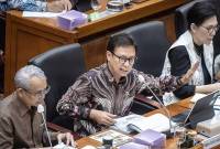 Menteri Kesehatan Budi Gunadi Sadikin (tengah) didampingi Sekretaris Jenderal Kementerian Kesehatan Kunta Wibawa Dasa Nugraha (kiri) dan Inspektur Jenderal Murti Utami (kanan) memberikan paparan saat mengikuti rapat kerja dengan Komisi IX DPR di Kompleks Parlemen, Senayan, Jakarta, Selasa (29/4/2025). (Foto: ANTARA FOTO/Bayu Pratama S)