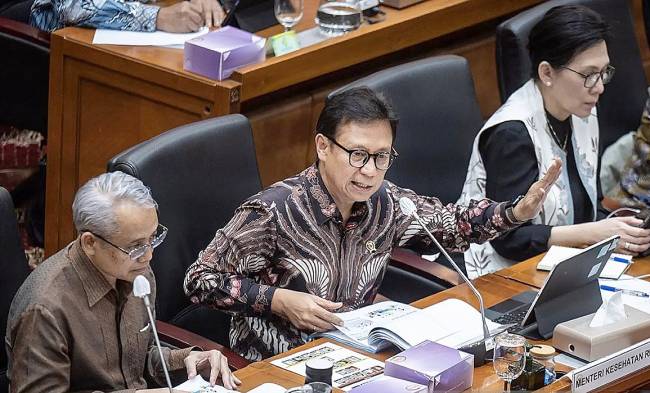 Menteri Kesehatan Budi Gunadi Sadikin (tengah) didampingi Sekretaris Jenderal Kementerian Kesehatan Kunta Wibawa Dasa Nugraha (kiri) dan Inspektur Jenderal Murti Utami (kanan) memberikan paparan saat mengikuti rapat kerja dengan Komisi IX DPR di Kompleks Parlemen, Senayan, Jakarta, Selasa (29/4/2025). (Foto: ANTARA FOTO/Bayu Pratama S)