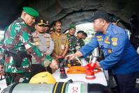 Pangdam VI/Mulawarman Mayjen TNI Rudy Rachmat (kiri) didampingi Kapolda Kaltim Irjen Pol Endar Priantoro saat memastikan kesiapan peralatan dalam menghadapi potensi bencana di Kota Balikpapan, Kalimantan Timur, Selasa (15/4/2025). (Foto: ANTARA/Aditya Nugroho)