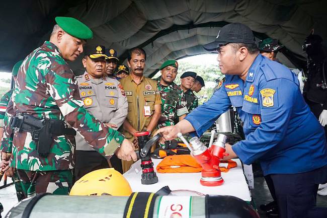 Pangdam VI/Mulawarman Mayjen TNI Rudy Rachmat (kiri) didampingi Kapolda Kaltim Irjen Pol Endar Priantoro saat memastikan kesiapan peralatan dalam menghadapi potensi bencana di Kota Balikpapan, Kalimantan Timur, Selasa (15/4/2025). (Foto: ANTARA/Aditya Nugroho)