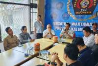 Pertemuan konten kreator Saif Hola (dua dari kiri) dengan pengurus PWI Kalteng serta sejumlah organisasi masyarakat untuk menyampaikan permintaan maaf, Palangka Raya, Senin (21/4/2025). (Foto: ANTARA/M Arif Hidayat)
