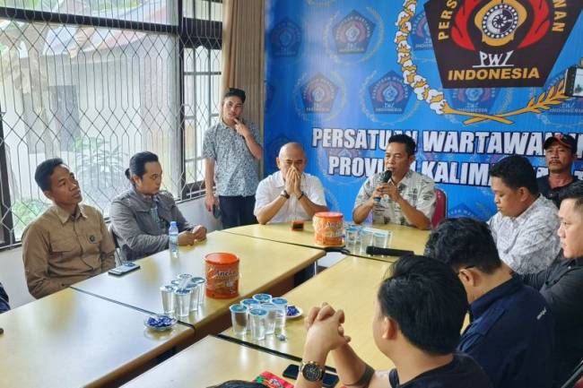 Pertemuan konten kreator Saif Hola (dua dari kiri) dengan pengurus PWI Kalteng serta sejumlah organisasi masyarakat untuk menyampaikan permintaan maaf, Palangka Raya, Senin (21/4/2025). (Foto: ANTARA/M Arif Hidayat)
