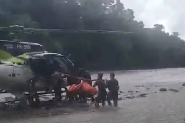 Evakuasi jenazah pendulang emas yang menjadi korban KKB di pedalaman Kabupaten Yahukimo. (Foto: ANTARA/HO/Satgas Damai Cartenz)