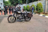 Sejumlah jurnalis mengambil gambar motor Royal Enfield Classic 500 Limited Edition yang disita Komisi Pemberantasan Korupsi (KPK) dari mantan Gubernur Jawa Barat Ridwan Kamil dan disimpan di Rumah Penyimpanan Benda Sitaan Negara KPK Cawang, Jakarta Timur, Jumat (25/4/2025). (Foto: ANTARA/Fianda Sjofjan Rassat)