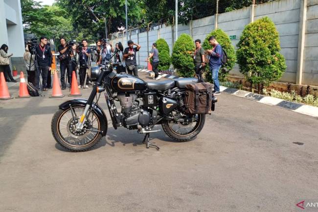 Sejumlah jurnalis mengambil gambar motor Royal Enfield Classic 500 Limited Edition yang disita Komisi Pemberantasan Korupsi (KPK) dari mantan Gubernur Jawa Barat Ridwan Kamil dan disimpan di Rumah Penyimpanan Benda Sitaan Negara KPK Cawang, Jakarta Timur, Jumat (25/4/2025). (Foto: ANTARA/Fianda Sjofjan Rassat)