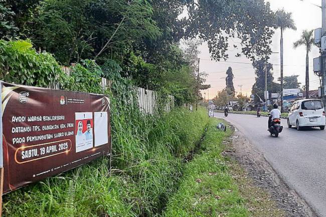 Spanduk sosialisasi PSU Banjarbaru terpasang di Jalan Angkasa, Kelurahan Syamsudin Noor, Kecamatan Landasan Ulin, Kota Banjarbaru. (Foto: ANTARA/Firman)