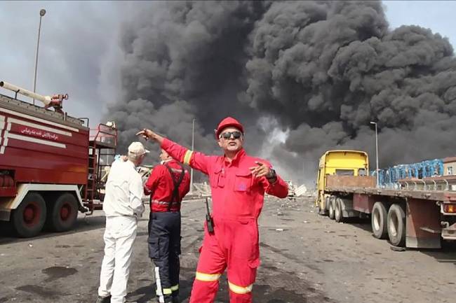 Asap membubung setelah ledakan besar yang merobek Pelabuhan Shahid Rajaee, Iran (26/4/2025). (Foto: ANTARA/HO-Anadolu)