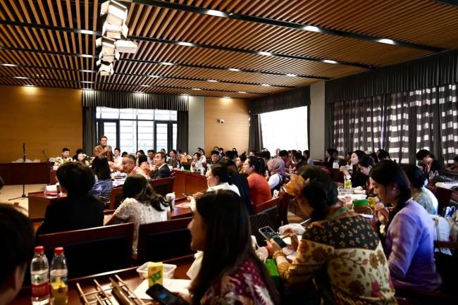 Sebanyak 50 mahasiswa jurusan Bahasa Indonesia dari berbagai perguruan tinggi di China mengikuti Lomba Pidato Bahasa Indonesia Tingkat Nasional China kedua, yang diselenggarakan oleh Beijing Foreign Studies University (BFSU) di Beijing pada Minggu (27/4/2025). (Foto: ANTARA/HO-Xinhua)