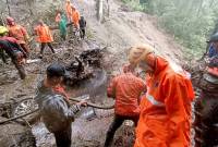 Tim BPBD Jawa Timur dan Kabupaten Mojokerto melakukan evakuasi korban longsor di Jalan Sumber Brantas-Pacet, Kabupaten Mojokerto, Jawa Timur, Kamis (3/4/2025). (Foto: ANTARA/HO-BPBD Jatim)