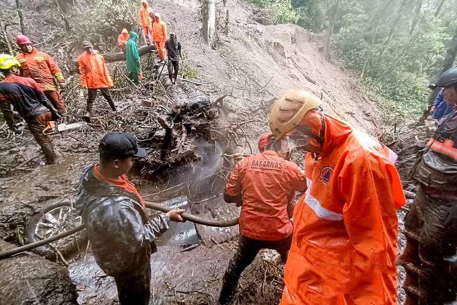Tim BPBD Jawa Timur dan Kabupaten Mojokerto melakukan evakuasi korban longsor di Jalan Sumber Brantas-Pacet, Kabupaten Mojokerto, Jawa Timur, Kamis (3/4/2025). (Foto: ANTARA/HO-BPBD Jatim)