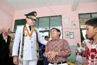 Wamendagri Bima Arya Sugiarto saat meninjau pelaksanaan program MBG di SDN 015 Balikpapan Selatan, Kaltim, Jumat (25/4/2025). (Foto: ANTARA/HO-Puspen Kementerian Dalam Negeri)
