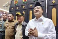 (Dari kanan) Menteri Sosial (Mensos) Saifullah Yusuf, Gubernur Kalimantan Tengah Agustiar Sabran dan Wakil Gubernur Edy Pratowo. (Foto: ANTARA/M Arif Hidayat)
