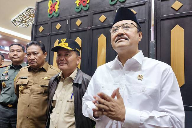 (Dari kanan) Menteri Sosial (Mensos) Saifullah Yusuf, Gubernur Kalimantan Tengah Agustiar Sabran dan Wakil Gubernur Edy Pratowo. (Foto: ANTARA/M Arif Hidayat)