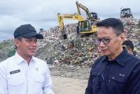 Menteri LH Hanif Faisyol Hanif Faisol Nurofiq (kiri) berbincang dengan Kepala DLH Kota Balikpapan, Provinsi Kalimantan Timur Sudirman Djayaleksana di TPAS Manggar, Kota Balikpapan, Kalimantan Timur, Selasa (15/4/2025). (Foto: ANTARA/Aditya Nugroho)