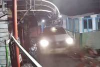 Tangkapan layar dari kamera pengawas (CCTV) memperlihatkan mobil melaju kencang mengakibatkan 24 sepeda motor tertabrak di sebuah gang sempit kawasan Sungai Kerbau, Samarinda, Selasa (22/4/2025) malam. (Foto: ANTARA/Instagram/@Samarindacom)