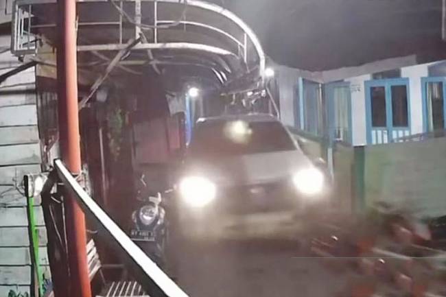 Tangkapan layar dari kamera pengawas (CCTV) memperlihatkan mobil melaju kencang mengakibatkan 24 sepeda motor tertabrak di sebuah gang sempit kawasan Sungai Kerbau, Samarinda, Selasa (22/4/2025) malam. (Foto: ANTARA/Instagram/@Samarindacom)