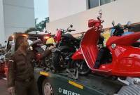 Petugas pengamanan Kejaksaan Agung menghitung jumlah sepeda motor yang disita dalam kasus dugaan suap dan/atau gratifikasi terkait dengan putusan lepas (ontslag) perkara korupsi pemberian fasilitas ekspor crude palm oil (CPO) di Pengadilan Negeri Jakarta Pusat, di Gedung Kartika Kejaksaan Agung, Jakarta, Minggu (13/4/2025). (Foto: ANTARA/Nadia Putri Rahmani)