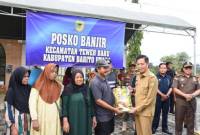 Pj Bupati Barito Utara Muhlis menyerahkan bantuan untuk warga terdampak banjir di Kelurahan Jambu, Kecamatan Teweh Baru, Selasa (22/4/2025) kemarin. (Foto: ANTARA/HO-Dinas Kominfosandi Barut)