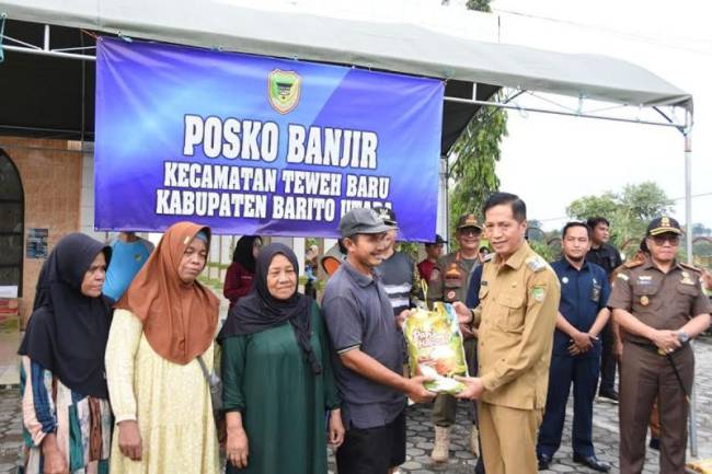 Pj Bupati Barito Utara Muhlis menyerahkan bantuan untuk warga terdampak banjir di Kelurahan Jambu, Kecamatan Teweh Baru, Selasa (22/4/2025) kemarin. (Foto: ANTARA/HO-Dinas Kominfosandi Barut)