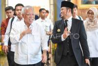 Gubernur Kalimantan Timur Rudy Mas'ud (kanan) berjalan dengan Kepala Otorita Ibu Kota Nusantara (OIKN) Basuki Hadimuljono (kiri) saat melakukan kunjungan kerja di Kantor Gubernur Kalimantan Timur, Samarinda, Rabu (9/4/2025). (Foto: ANTARA/M Risyal H)