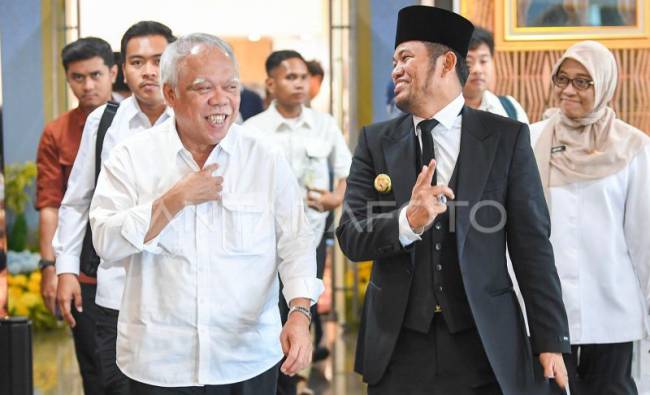 Gubernur Kalimantan Timur Rudy Mas'ud (kanan) berjalan dengan Kepala Otorita Ibu Kota Nusantara (OIKN) Basuki Hadimuljono (kiri) saat melakukan kunjungan kerja di Kantor Gubernur Kalimantan Timur, Samarinda, Rabu (9/4/2025). (Foto: ANTARA/M Risyal H)